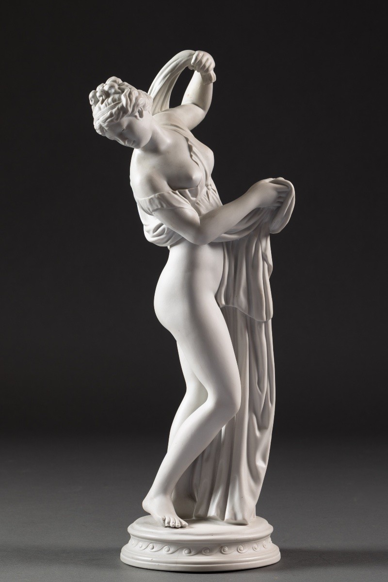 Jeune femme drapée à l’antique